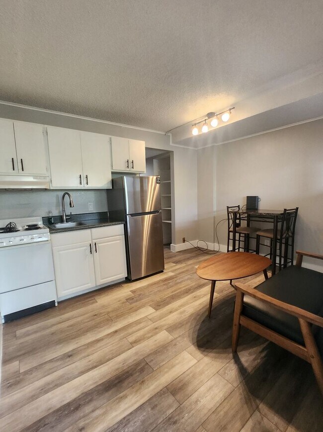 Foto del edificio - University Towers- FURNISHED 1bd/1ba Apart...