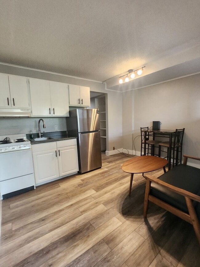 Building Photo - University Towers- FURNISHED 1bd/1ba Apart...