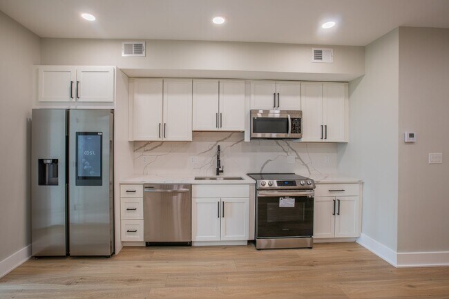 Foto del edificio - Stunning 1 BR & Den/2 BR Condo in Petworth!
