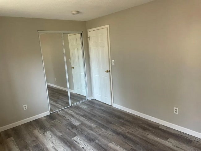 Foto del edificio - 215 215 mammoth Rd