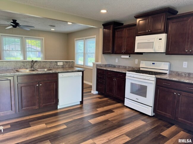 Building Photo - 2015 Ridgeview Dr