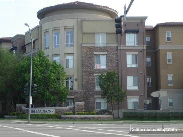 Foto principal - 24585 Town Center Dr