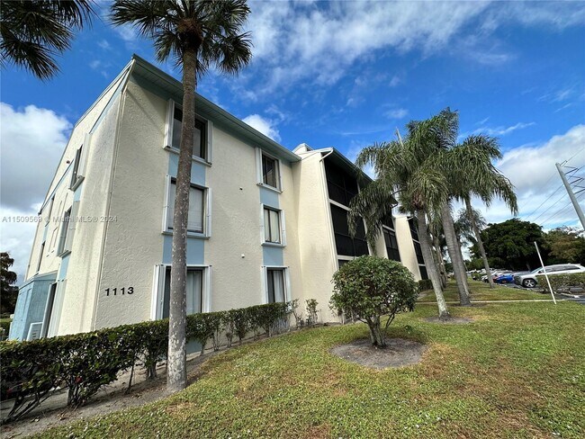 Building Photo - 1113 Green Pine Blvd