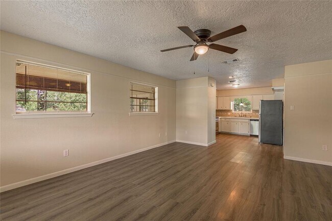 Foto del edificio - 137 E Austin Ave