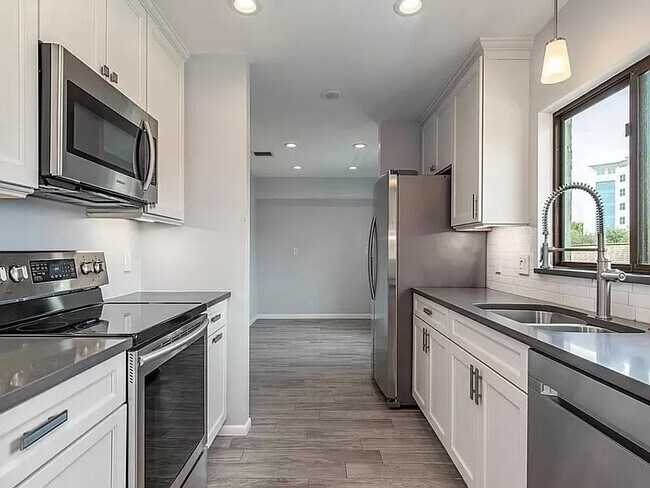 Foto del edificio - 910 Vanderbilt Beach Road, Unit 228E
