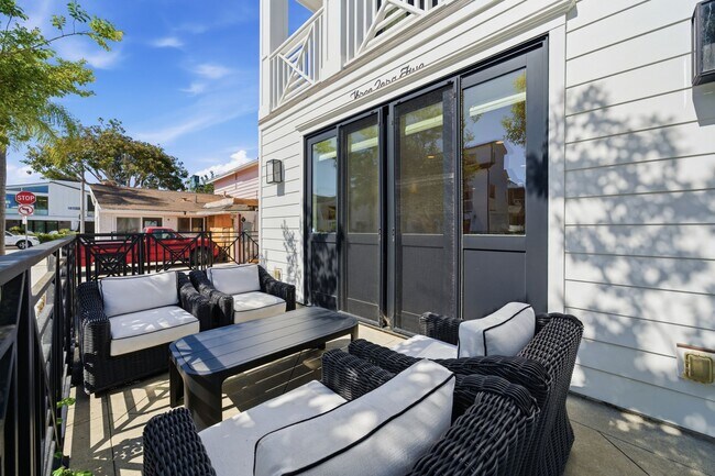Foto del edificio - Modern Furnished Balboa Peninsula Beach House with Rooftop Deck