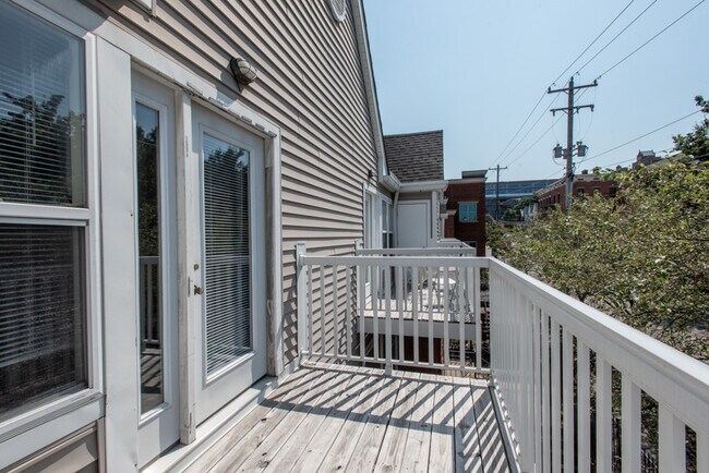 Foto del edificio - Walk to UC & UC Medical | 1BR/2BR Apartments