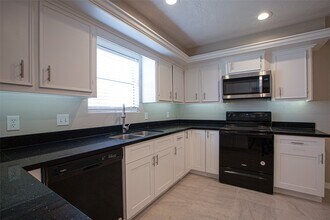 Building Photo - 16042 Bear Hill Dr