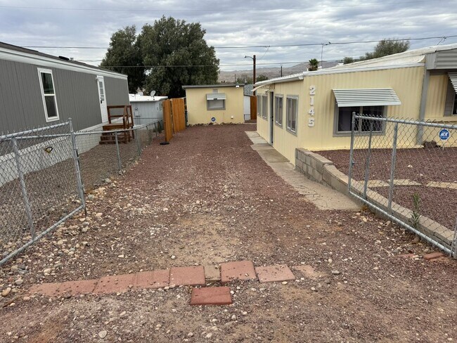 Foto del edificio - 1 BR 1Ba with enclosed Porch/Patio, fenced yard, RV Parking