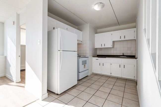 Building Photo - Hillsboro Place