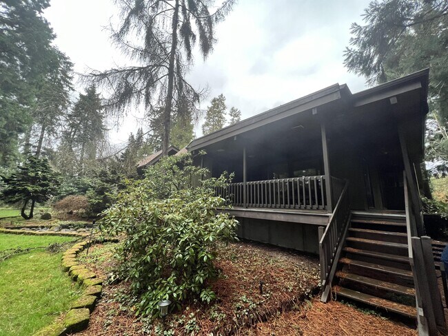 Building Photo - 1137 Maple Dr