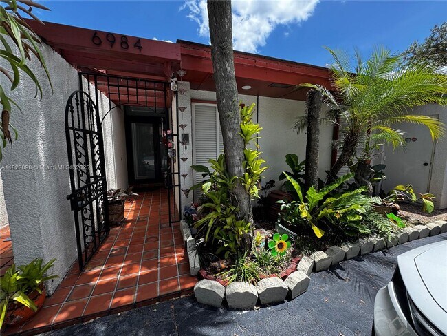Foto del edificio - 6984 Greentree Ln