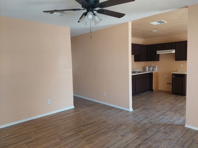 Building Photo - 3 bedroom 2 bathroom home!