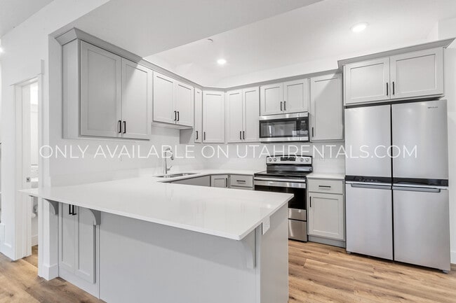 Building Photo - 768 715 S