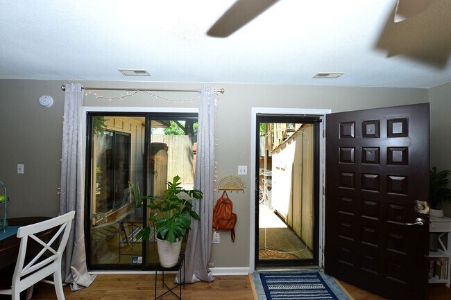 Foto del edificio - Just Blocks from Beach!