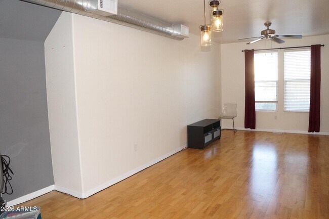 Foto del edificio - 706 E Washington St