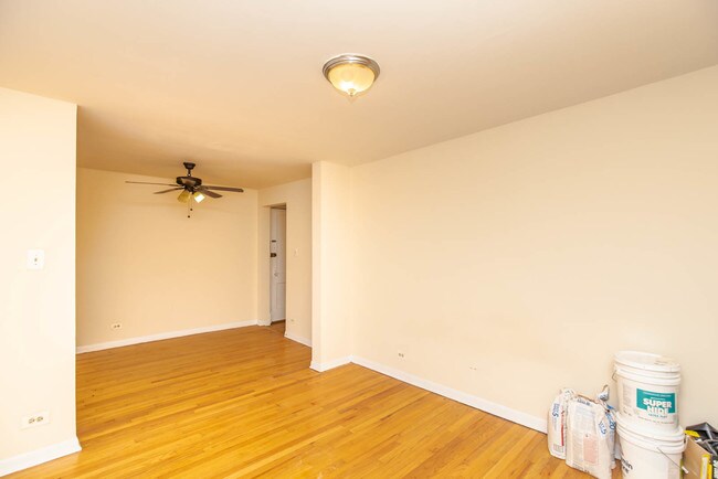 Building Photo - 1530 W Wilson Ave