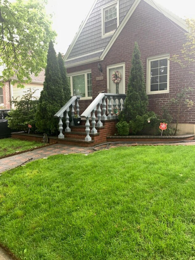 Foto principal - 244-23 86th Rd