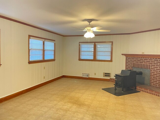 Building Photo - West Athens Three Bedroom Available