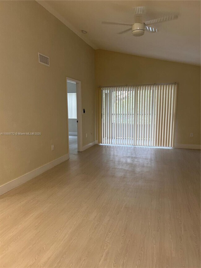 Foto del edificio - 2811 N Oakland Forest Dr