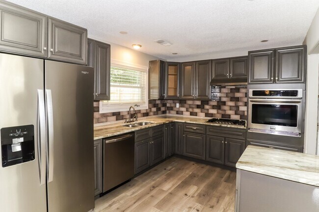 Foto del edificio - 5707 Heartwood Dr