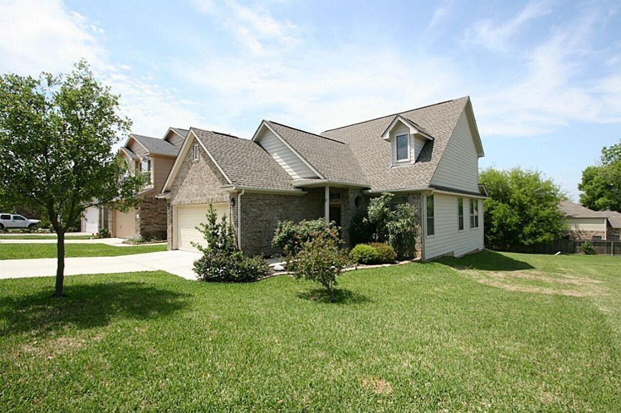 Primary Photo - Nice 3-bed home in April Sound