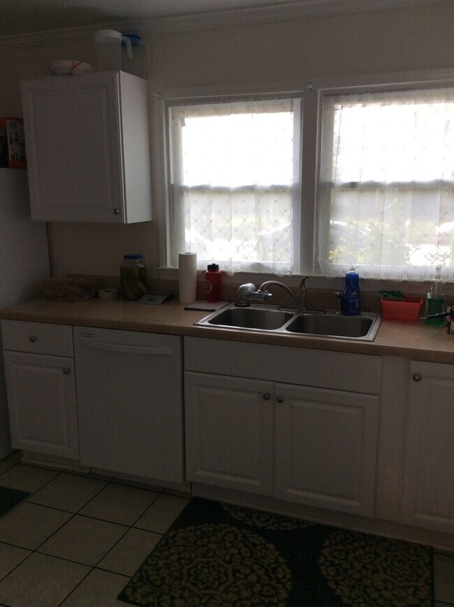 Foto del edificio - Spacious Townhouse Recently Updated