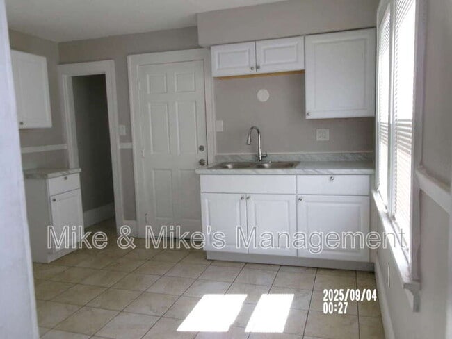 Building Photo - 1126 S 56th St