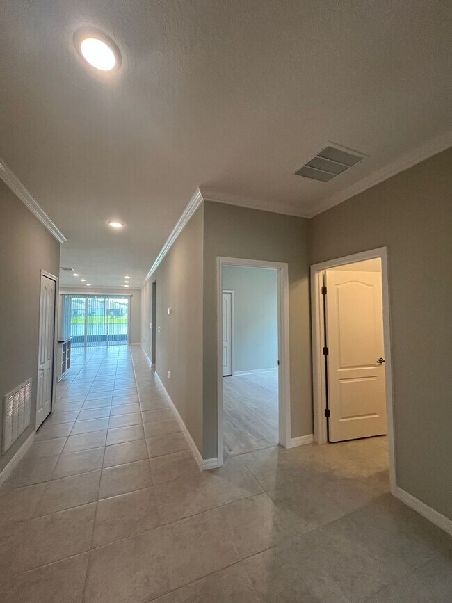 Foto del edificio - Like-New Lakefront Home in Sawmill Creek