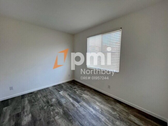 Foto del edificio - 406 Alyssum Dr