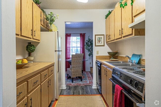 1BR, 1BA - 790SF - BL-4 - Lake Carlton Arms