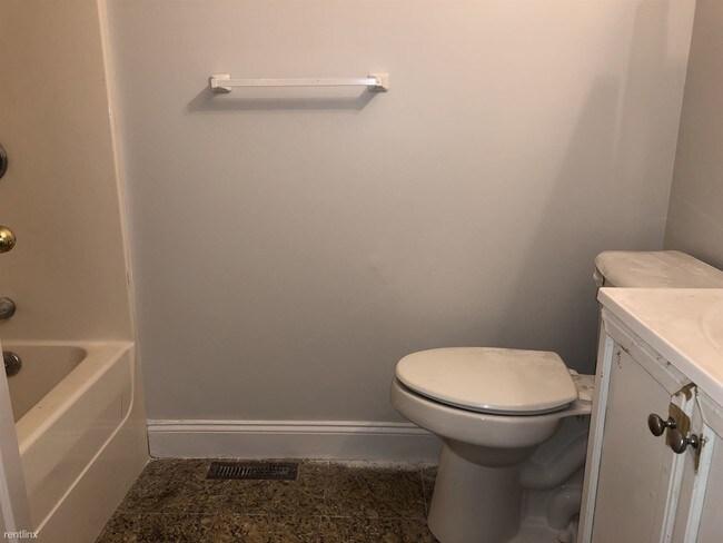 Building Photo - 4 br, 3 bath Apartment - 119 Homestead St