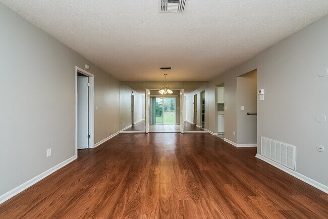 Foto del edificio - 9350 Bayside Ct