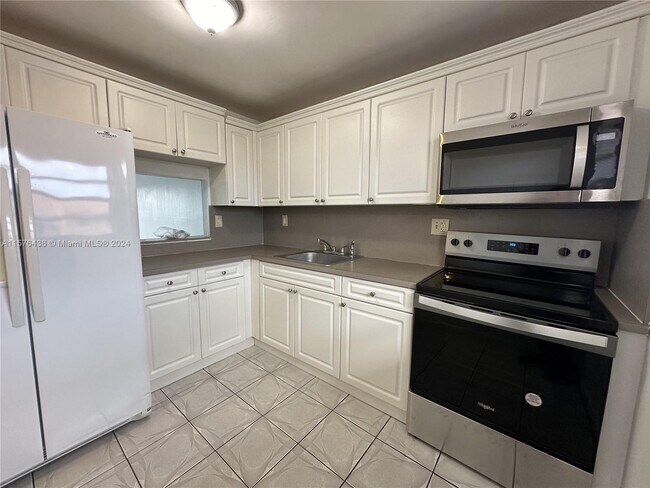 Foto del edificio - 1855 W 60th St