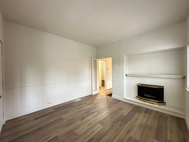 Foto del edificio - Adorable Three Bedroom on a Large Lot