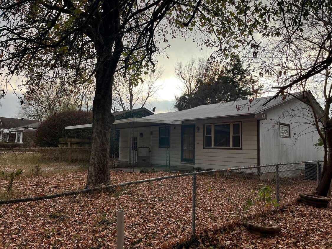 Primary Photo - Adorable 3 Bedroom, 2 Bathroom Home with F...
