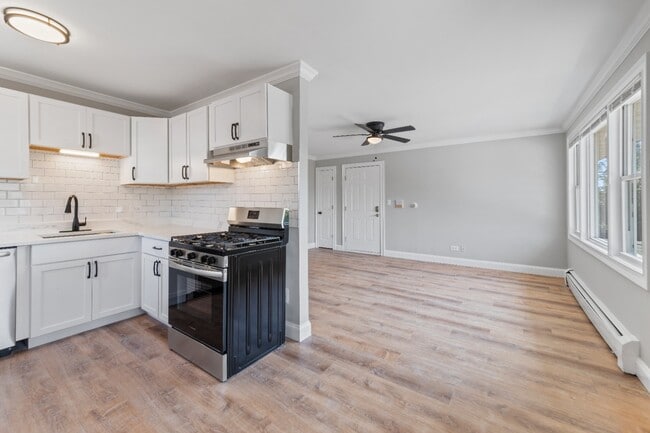 Building Photo - Rehabbed 2 Bedroom In Prime Lake Bluff Location - Pet Friendly - Free Parking!