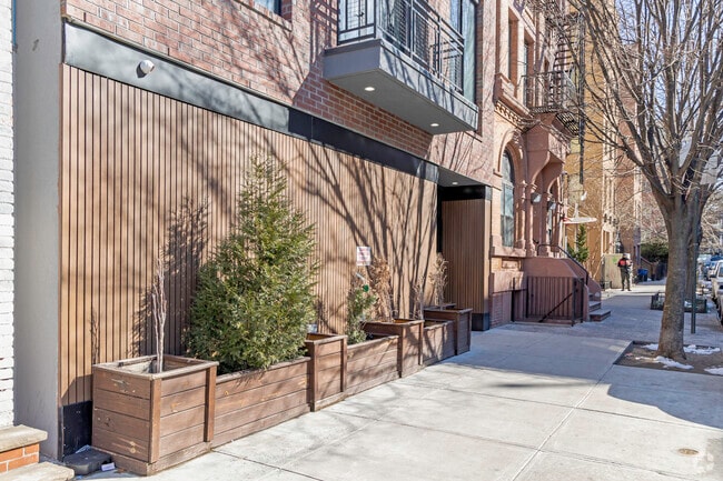 Walkway - 407 E 117th St