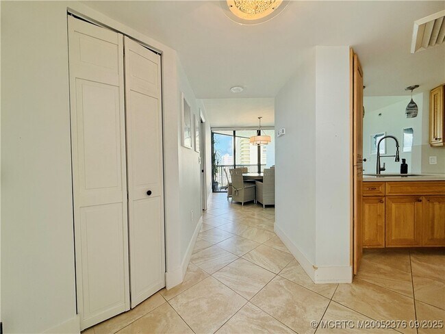 Foto del edificio - 8800 S Ocean Dr