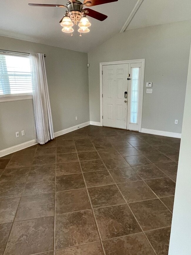 Building Photo - 2BD/1BA in Lakeview, with Driveway and Private Backyard