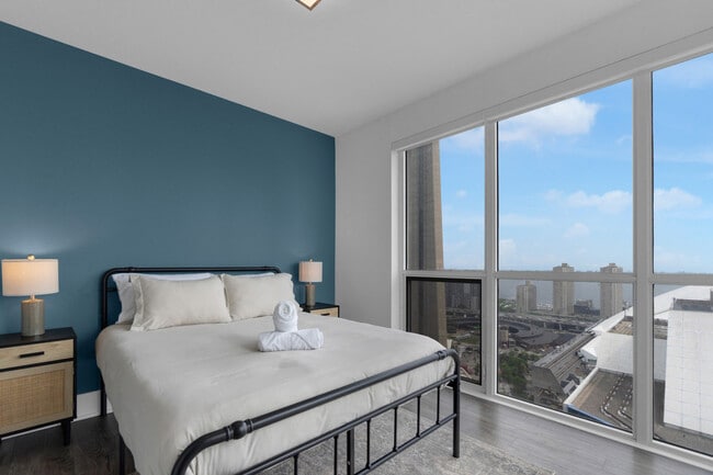 Building Photo - 255 Wellington St W