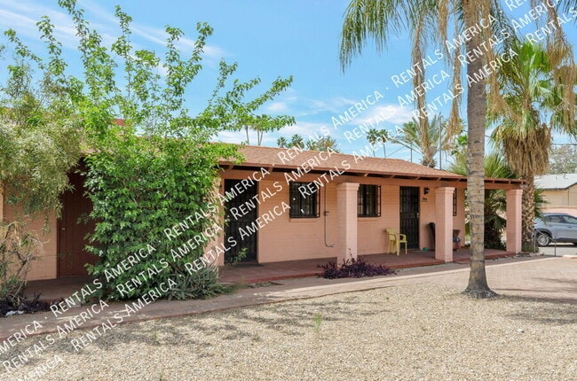 Building Photo - 947 N Alvernon Way