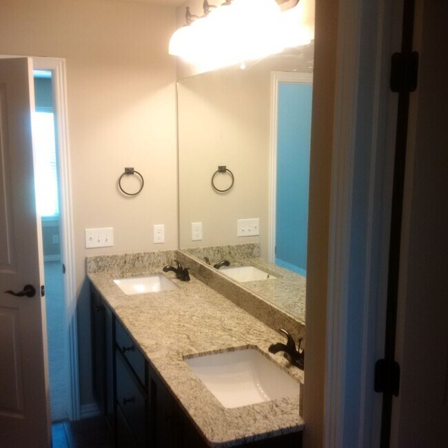 Foto del edificio - Nice 3 bedroom 2 bath 3 car garage home in East Fayetteville