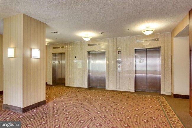 Foto del edificio - 3709 S George Mason Dr