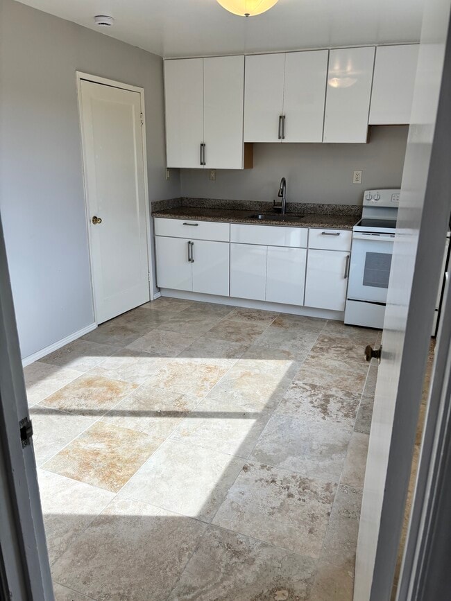 Photo - 6742 Snowdon Ave House