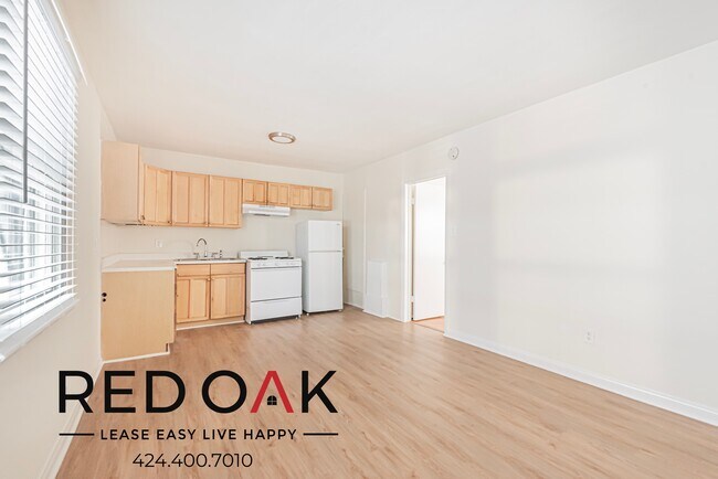 Building Photo - ~1 Month FREE~ Spacious One Bedroom with K...