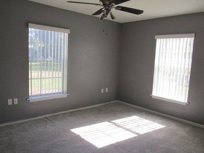 Building Photo - Spacious 3 bedroom 2 bath duplex