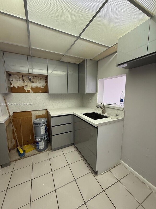Foto del edificio - 6820 W Flagler St