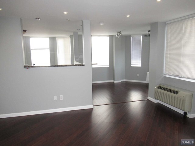 Building Photo - 320 Anderson Ave