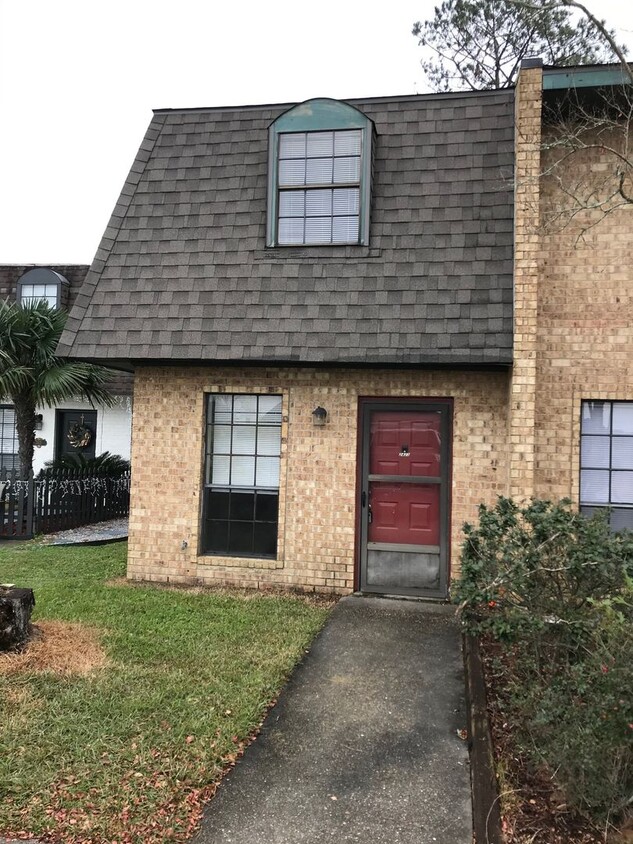 Primary Photo - Great Townhouse on Robley Drive!